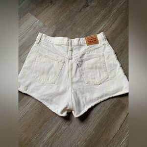 Levi’s High Waisted Mom Shorts Festival Off White Denim Size 31
